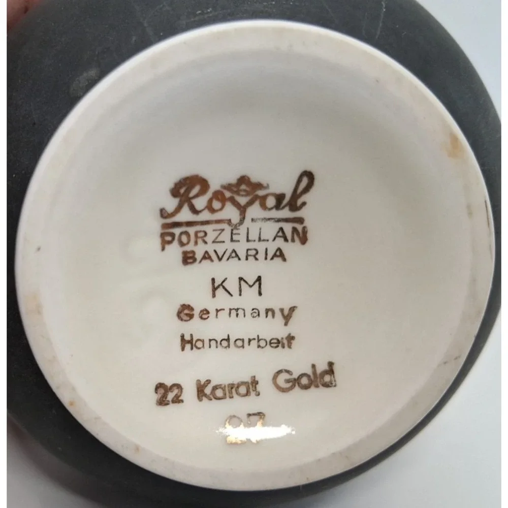 22 Karat Gold Rimmed on Royal‎ Porzellan Bavaria Handarbeit Vase